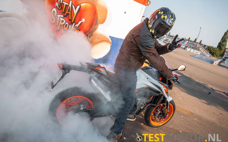 Wallpaper – 2020 KTM 890 Duke R