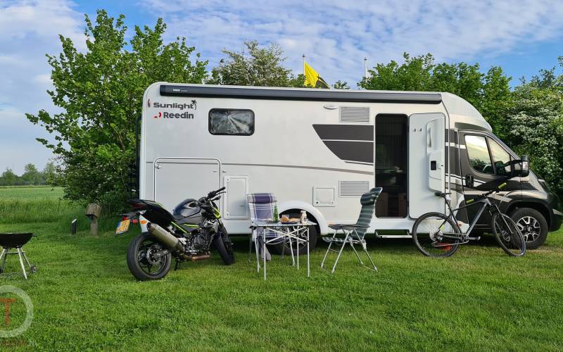 DuoTest: 2021 Sunlight T68 camper met Kawasaki Z400 motorfiets