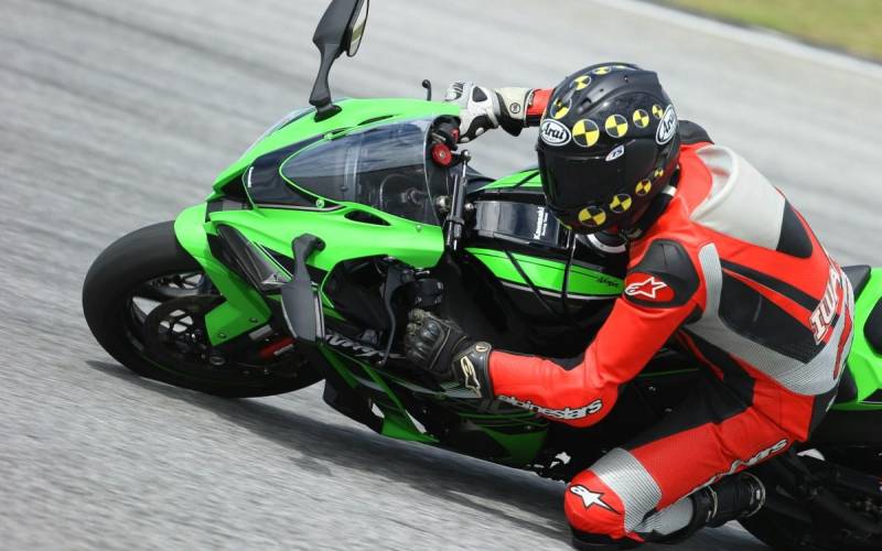 Test: 2016 Kawasaki Ninja ZX-10R
