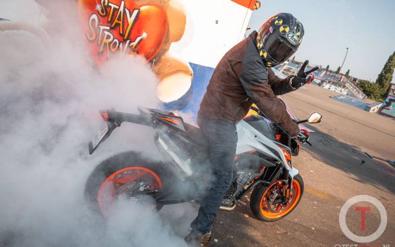 Test: 2020 KTM 890 Duke R