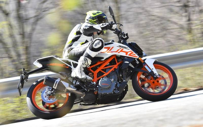 Test: 2017 KTM Duke 125 & Duke 390