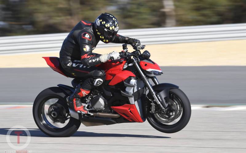 Test: 2022 Ducati Streetfighter V2