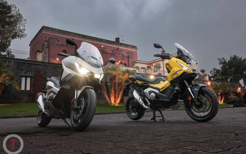 Test: 2025 Honda X-ADV en Forza 750 motorscooters
